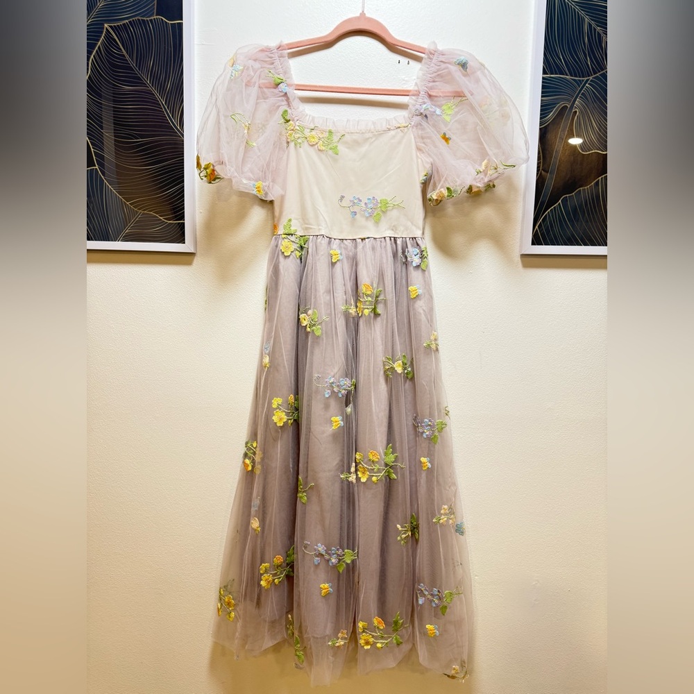 Lilac floral embroidered dress. - Picture 4 of 6
